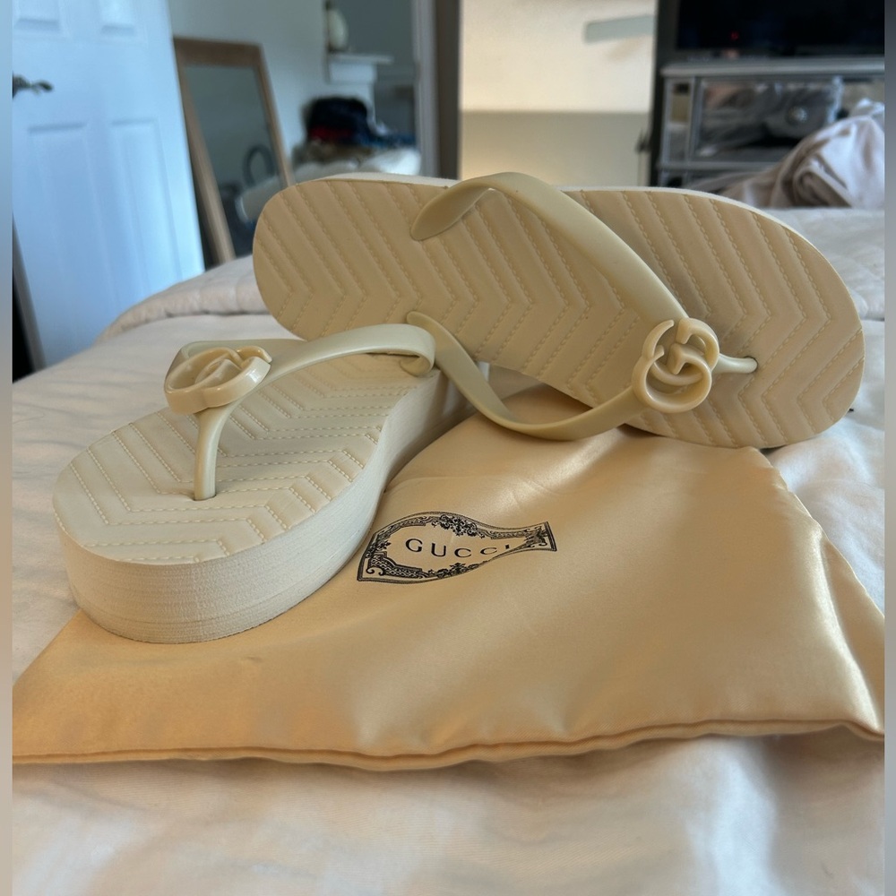 COPY - Faux Gucci GG Marmont Double G Logo Flipflop Sandals 
Size 39/40
Cream